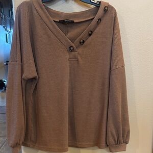 Beautiful and stylish boutique large. Cute arms and style. Worn once!